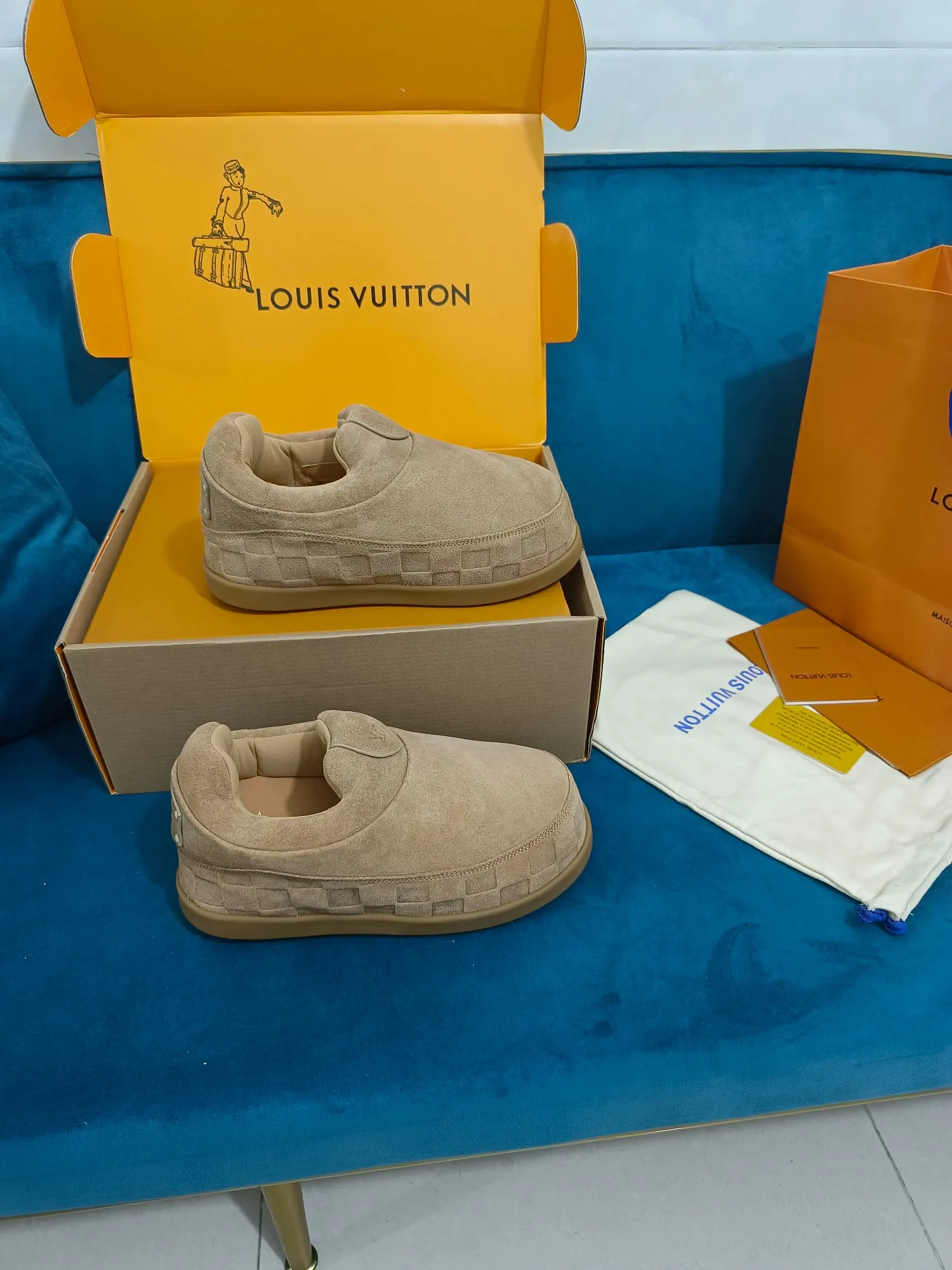 👟👟Ex-factory price 640👟👟 LV YETI slip-on shoes, based on suede cow leather, partially embossed with Nigo's reinterpretation of LV Damier pattern, cleverly echoing the Chinese tradition of taking off shoes when entering the house, and the "small feet" aesthetic is integrated into Chinese street genes. The palm-printed rubber outsole hides the LV letters and Monogram flowers. The exquisite craftsmanship made in Italy shows the brand's heritage in a comfortable slip-on style. The reservation mode adds a unique style, it is traditional and trendy, and it is suitable for couples aged 35-45.